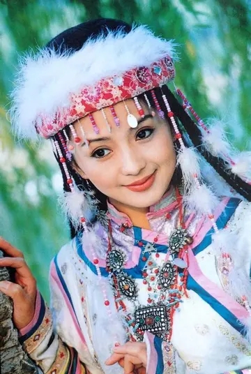 “謝大腳”和“香妃”是同班同學，兩人都死於車禍，都沒生孩子