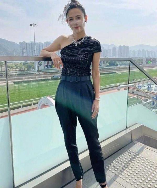 51歲宣萱真的不顯老，一身黑色造型配丸子頭，說30歲都信