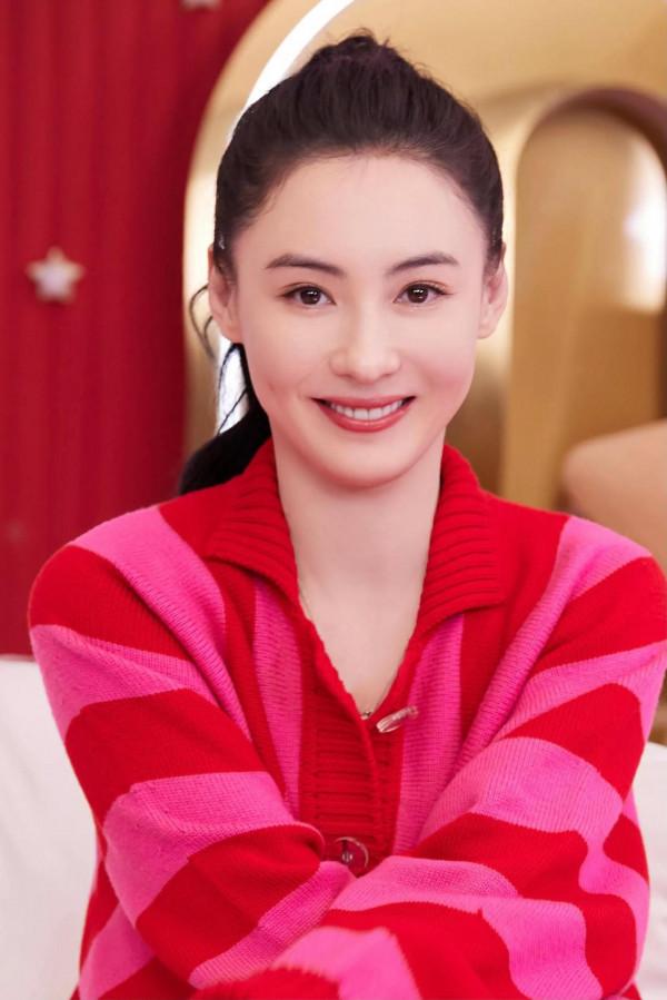 張柏芝美圖，身穿紅色條紋針織開衫，五官精緻，時尚美豔