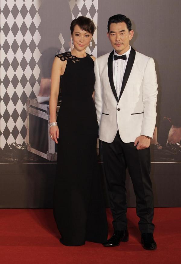 任賢齊老婆挺有氣場,穿黑裙顯出高挑身形,但是臉看著有點僵 任賢齊老婆挺有氣場,穿黑裙顯出高挑身形,但是臉看著有點僵