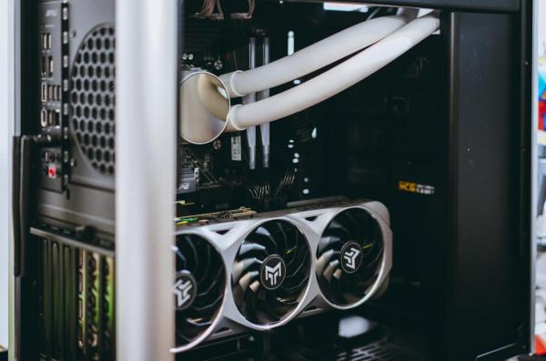 能壓住不關AVX512的i7 11700K!這款喬思伯水冷的秘訣是RGB水管? 能壓住不關AVX512的i7 11700K!這款喬思伯水冷的秘訣是RGB水管?