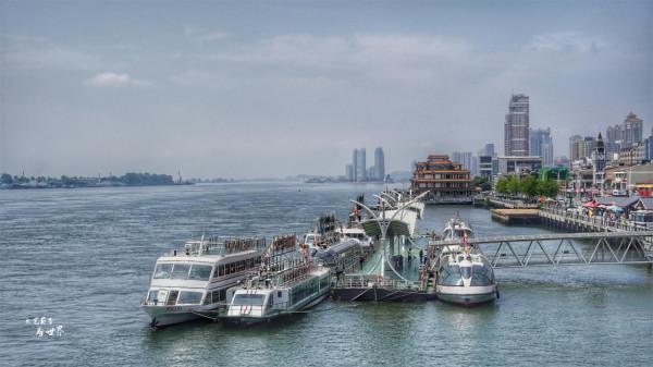 丹東是一座英雄的城市，抗美援朝紀念館每天都人山人海，令人感動