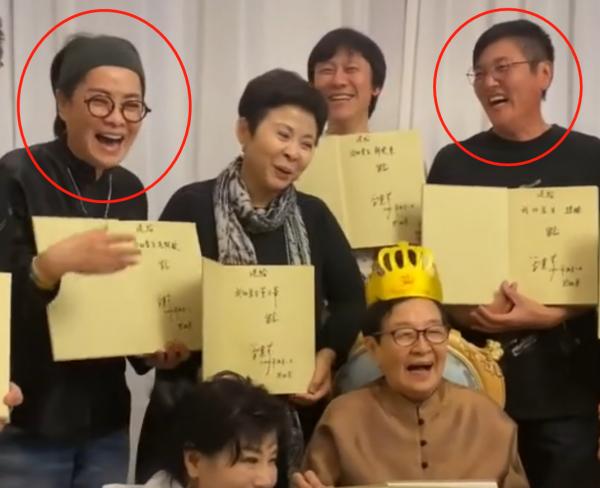 86歲谷建芬與眾弟子慶中秋!飯局上喝紅酒興致高,坐中心位氣色好 86歲谷建芬與眾弟子慶中秋!飯局上喝紅酒興致高,坐中心位氣色好