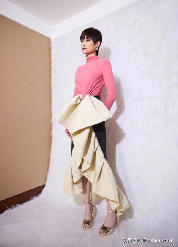 李宇春穿不規則裙裝，散發出優雅氣質，春節照搬就很美