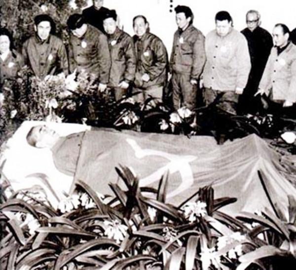 周總理訪朝時送給他們一斤大蘿蔔，周總理逝世後，金日成哭紅了眼