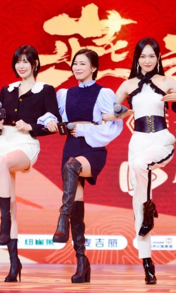 佘詩曼真會扮嫩！與小8歲唐嫣同框像同齡人，45歲狀態靈動似少女