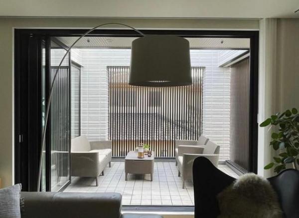 她家125平，全屋不豪華，但卻高階感十足，光一個陽臺就把人迷住