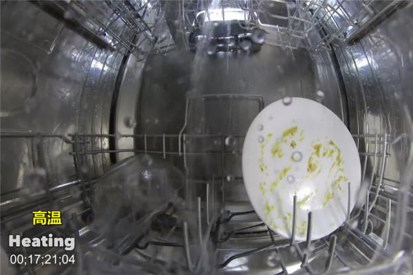 洗碗機怎麼把碗洗乾淨？老哥把攝像機放進去後，網友：原來如此