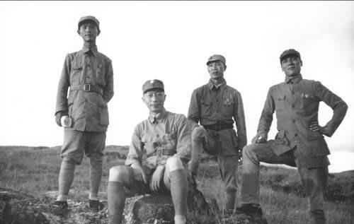 他曾和葉劍英劉伯承平級，張國燾分裂紅軍的時候，他拍桌子反對