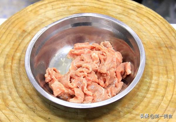 酸菜牛肉想要和飯店一樣好吃，處理酸菜有技巧，做對了才酸爽嫩滑