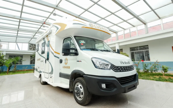 魯道爾依諾巴赫版 國六依維柯 實木傢俱&plus;航空商務座椅&plus;48V電路系統