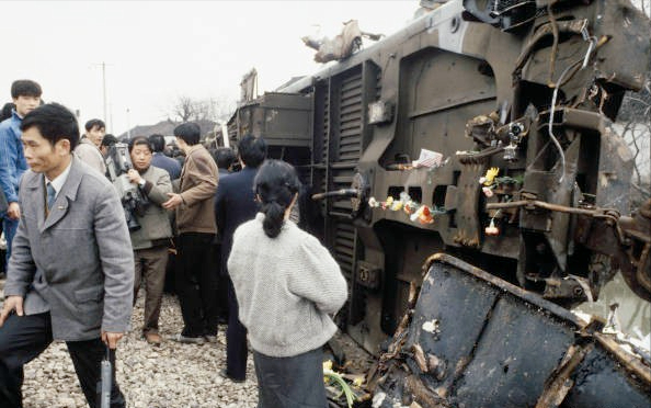 1988年，滬杭線兩列車正面相撞，27名日本學生遇難