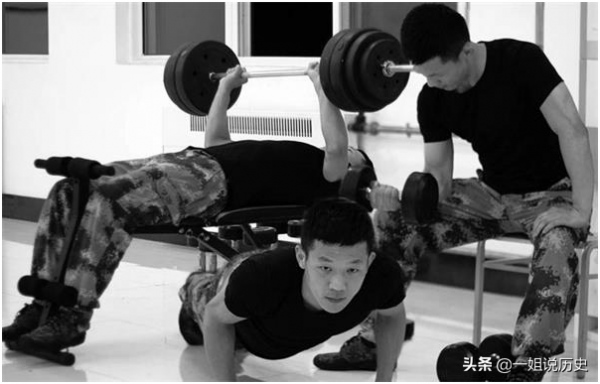 當兵時八塊腹肌是標配，退伍10年後再相見，有的已認不出