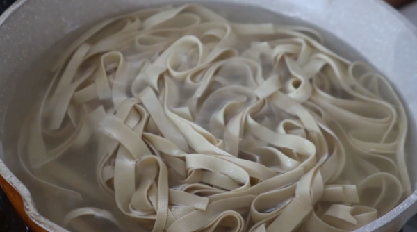 1把粉絲，2張豆皮，簡單一做，我家一週做5次，吃完渾身熱乎