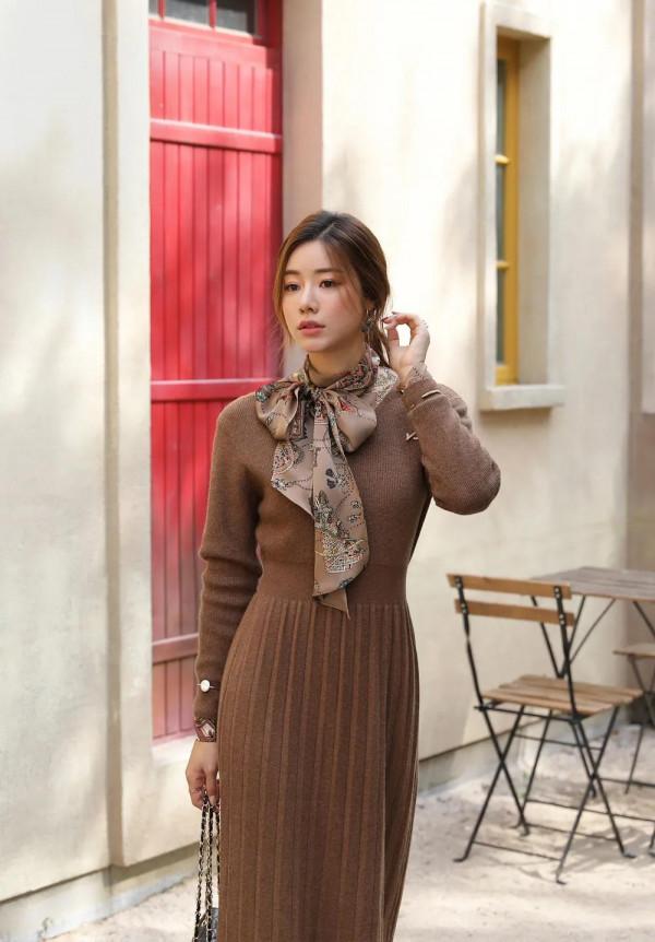 韓國美女王宥利時尚寫真：咖啡色針織收腰修身連衣裙