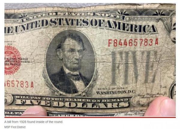 天降橫財?美國家庭清理房屋時發現一枚一戰炮彈,裡面竟裝滿了財寶 天降橫財?美國家庭清理房屋時發現一枚一戰炮彈,裡面竟裝滿了財寶