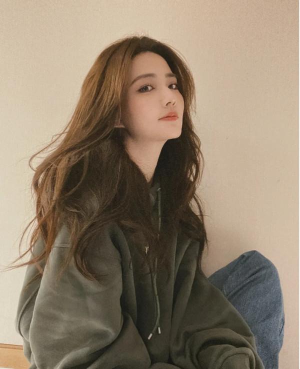 徐璐與貓主子同框，乖貓被迫營業