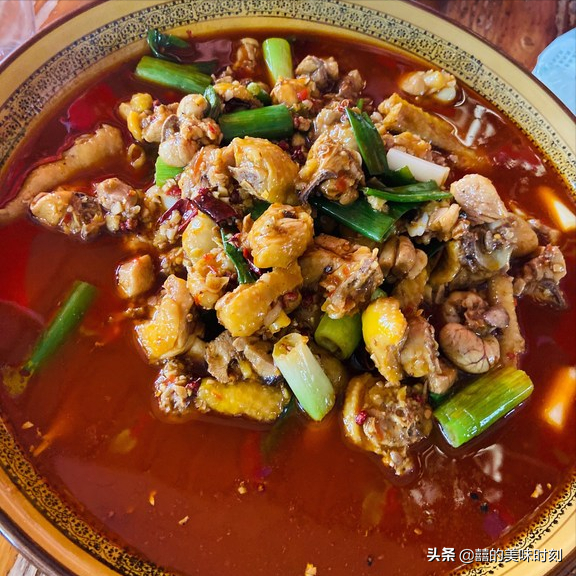 四川比蒼蠅館子還蒼蠅的店，靠一道菜屹立不倒，坐在路邊也吃得歡