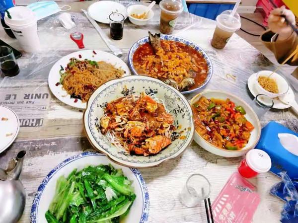 3個湖南人去江西玩，點了4個特辣菜，老闆勸不住，嘗完後傻眼了