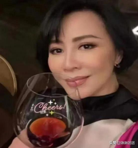 55歲劉嘉玲罕曬自拍，深夜獨自品嚐近十萬元紅酒，臉蛋紅潤有氣質