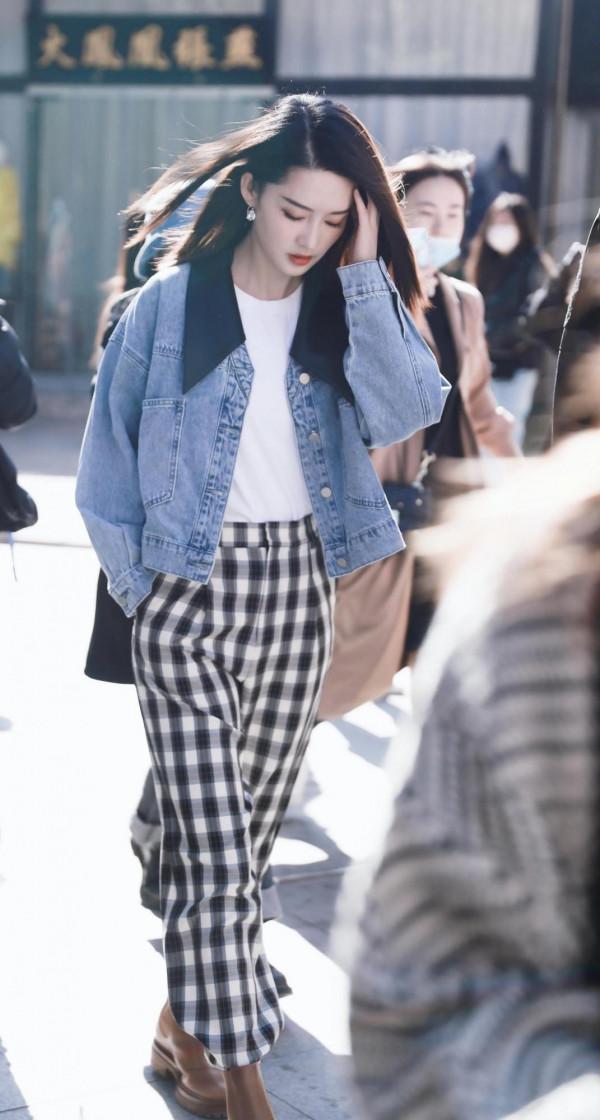 李沁秋裝搭配太美了,牛仔衣配寬鬆格紋褲,黑色尖領大牌風十足 李沁秋裝搭配太美了,牛仔衣配寬鬆格紋褲,黑色尖領大牌風十足