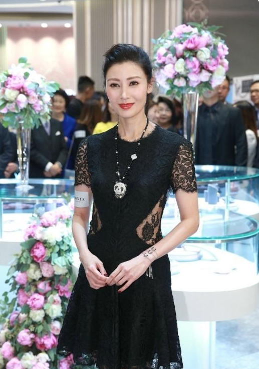 李嘉欣也難逃中年發福，穿西裝勒腰帶腰圍粗一圈，好在氣質夠出眾