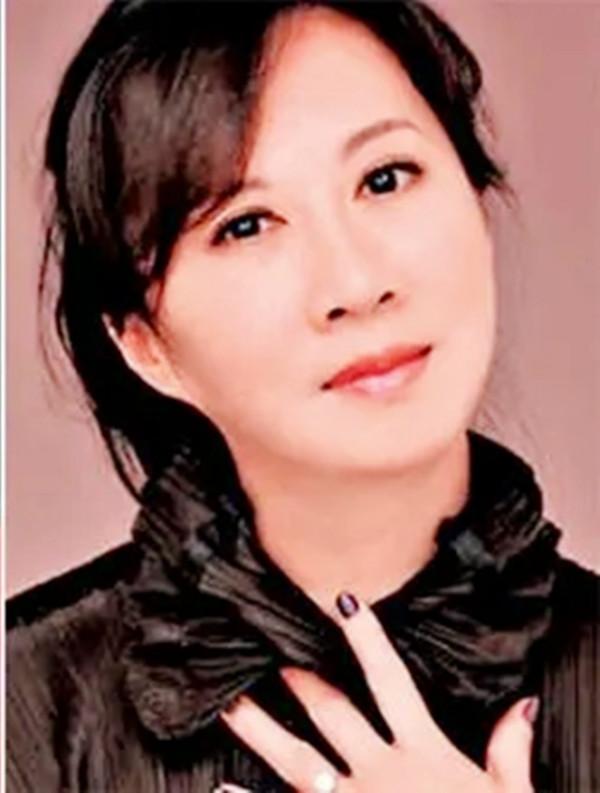 92年李敖與王小屯結婚，拜見年齡比自己還小的岳父母：深深鞠一躬