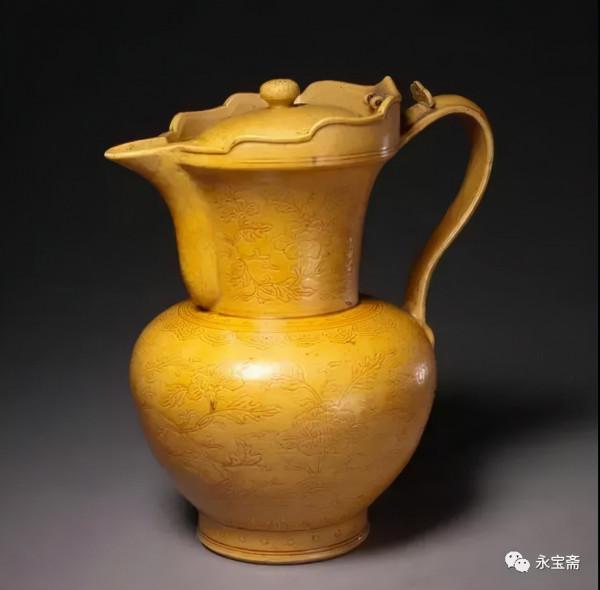 大明弘治年制款黃釉刻龍鳳紋僧帽壺