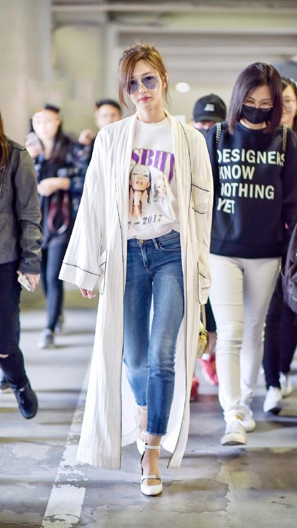 江疏影難得粉嫩一回，看到下半身我無語，這腿是真實存在的嗎？