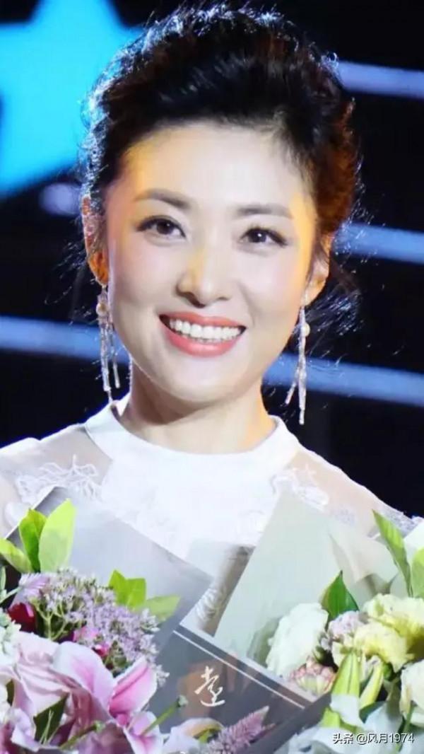 知性優雅的央視前主持人周濤