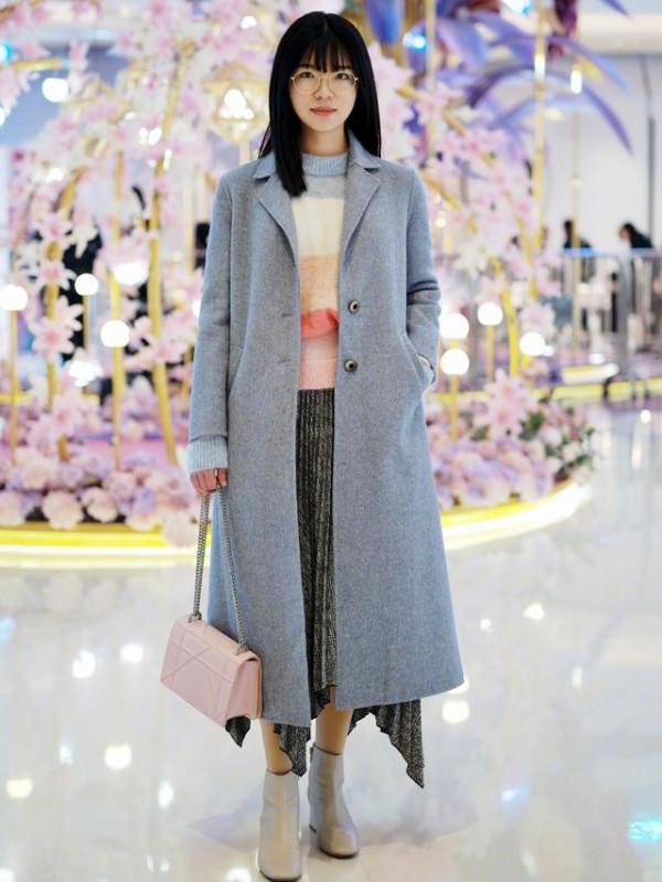 會打扮的女人，入冬後都在穿“大衣+裙子”，優雅減齡，又提氣質