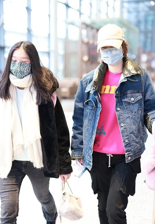 馬伊琍機場首秀輸給女兒!母女走機場,愛馬穿皮草比媽媽更像明星 馬伊琍機場首秀輸給女兒!母女走機場,愛馬穿皮草比媽媽更像明星