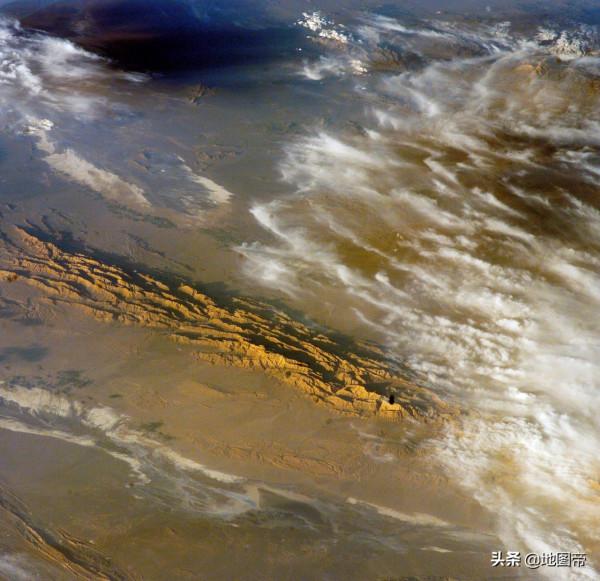 美國掃平伊拉克，入侵阿富汗，為何不敢打伊朗？看地形圖一目瞭然