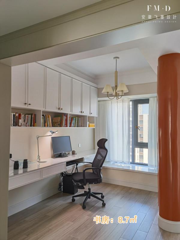 砌個弧形隔斷，一邊做書房，一邊做衣帽間，家居動線設計太舒適了