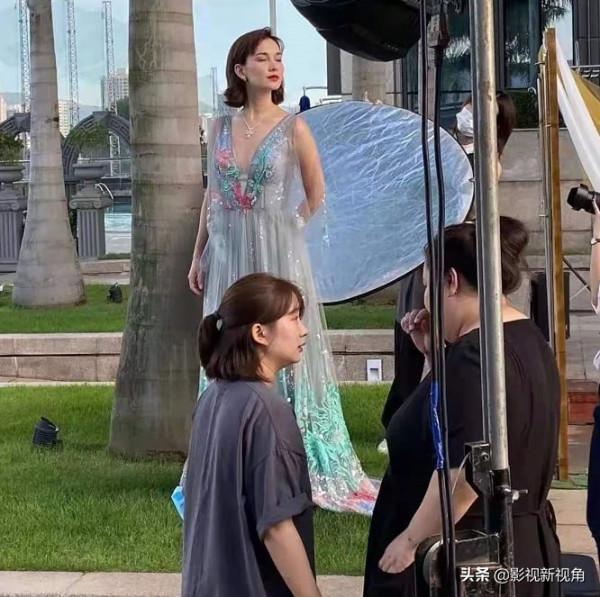 盧靖姍在街拍凹造型被抓拍,面板暗黑略顯成熟,氣質狀態引發爭議 盧靖姍在街拍凹造型被抓拍,面板暗黑略顯成熟,氣質狀態引發爭議