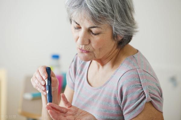 糖尿病不重視，突發心梗去世！三大致命的併發症，早知早預防