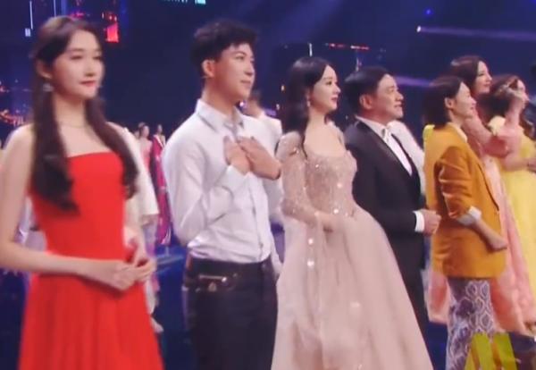 大灣區晚會終於不再流量當道，王菲不在C位，趙麗穎鏡頭一掃而過