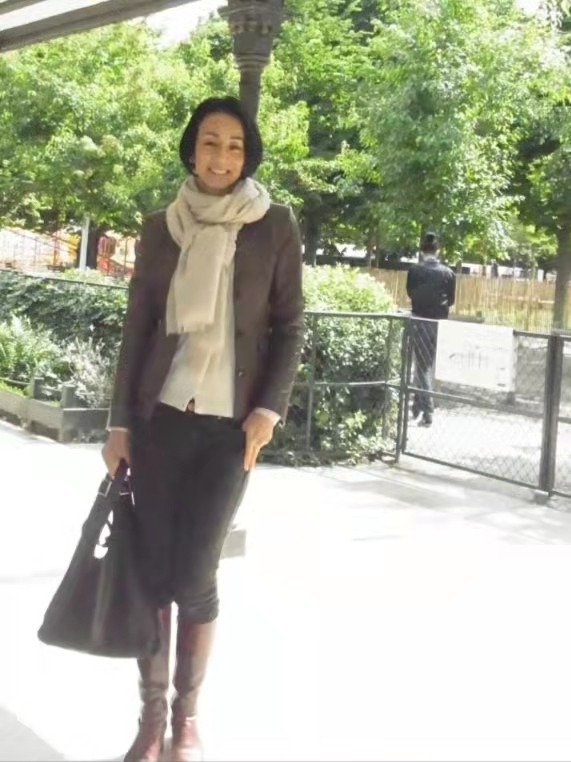 60歲女人氣質再好穿衣也別花哨，學她這樣穿，演繹歲月不敗美人