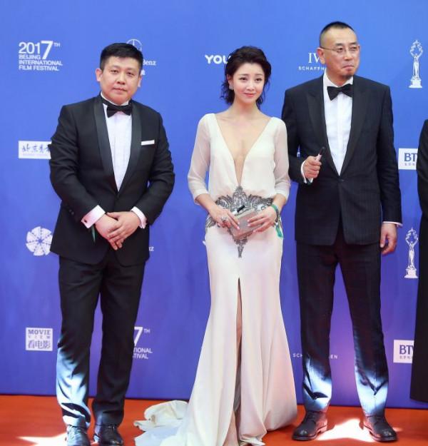 殷桃穿高領毛衣背心走機場，42歲完全不見老，顏值氣質這麼出眾