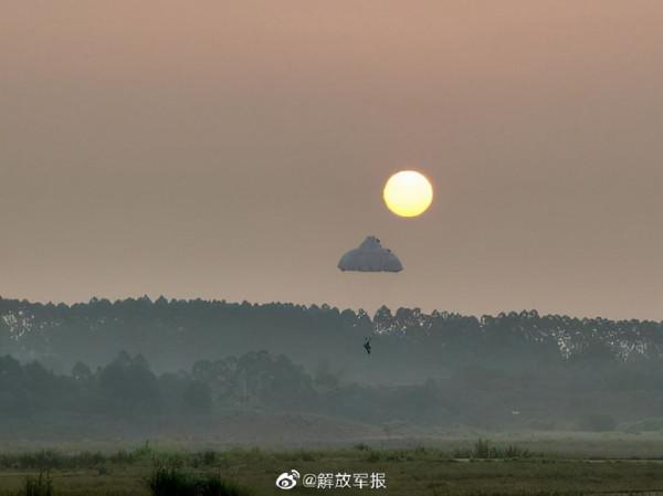 傘花朵朵開！軍校學員傘降實跳訓練