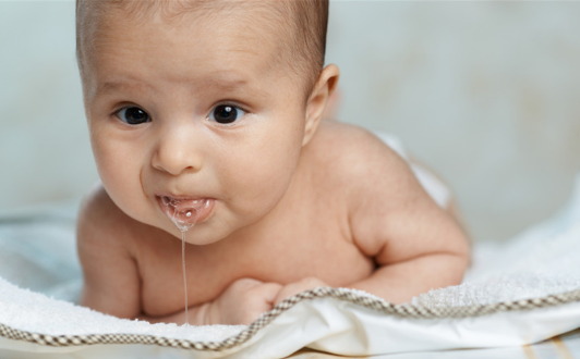 6個月是寶寶成長“分水嶺”，６大發育特點家長早了解，別養錯