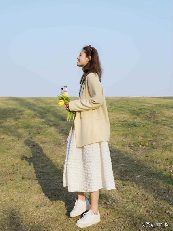 秋天，穿“小白裙”高階又清新，搭配西裝外套幹練灑脫，溫柔優雅