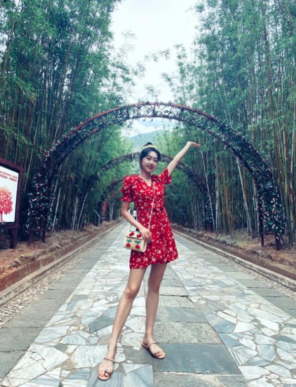 “師姐”宣璐曬秋遊照，收腰蝙蝠袖上衣太顯瘦，少女感滿分