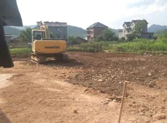 放棄了在城裡買房的機會，將32萬血汗錢拿回農村建兩層半小洋房