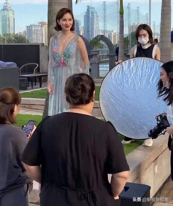 盧靖姍在街拍凹造型被抓拍,面板暗黑略顯成熟,氣質狀態引發爭議 盧靖姍在街拍凹造型被抓拍,面板暗黑略顯成熟,氣質狀態引發爭議