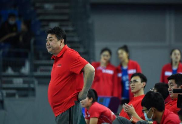 王賀兵爆粗口被喊下課，和蔡斌形成鮮明對比，球迷：能力差脾氣大