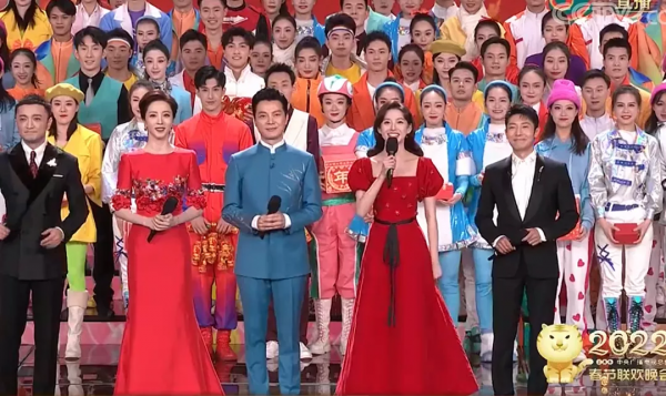 明星春晚表演結束：王嘉爾回家陪父母，李榮浩井柏然合體吃餃子