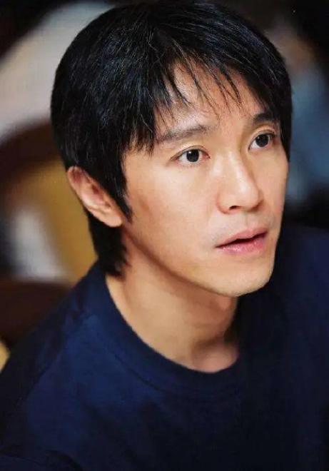 17歲港姐首回應和周星馳關係，會經常一起品酒