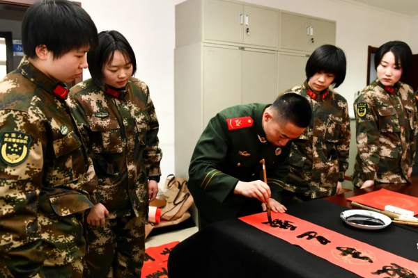 山西武警：軍營新春 揮毫潑墨迎新春