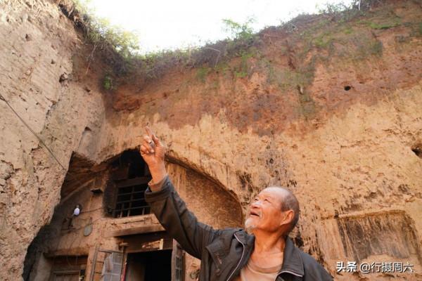 河南大爺養1頭騾子種30畝地，能吃能幹，午飯吃4個雞蛋2碗麵
